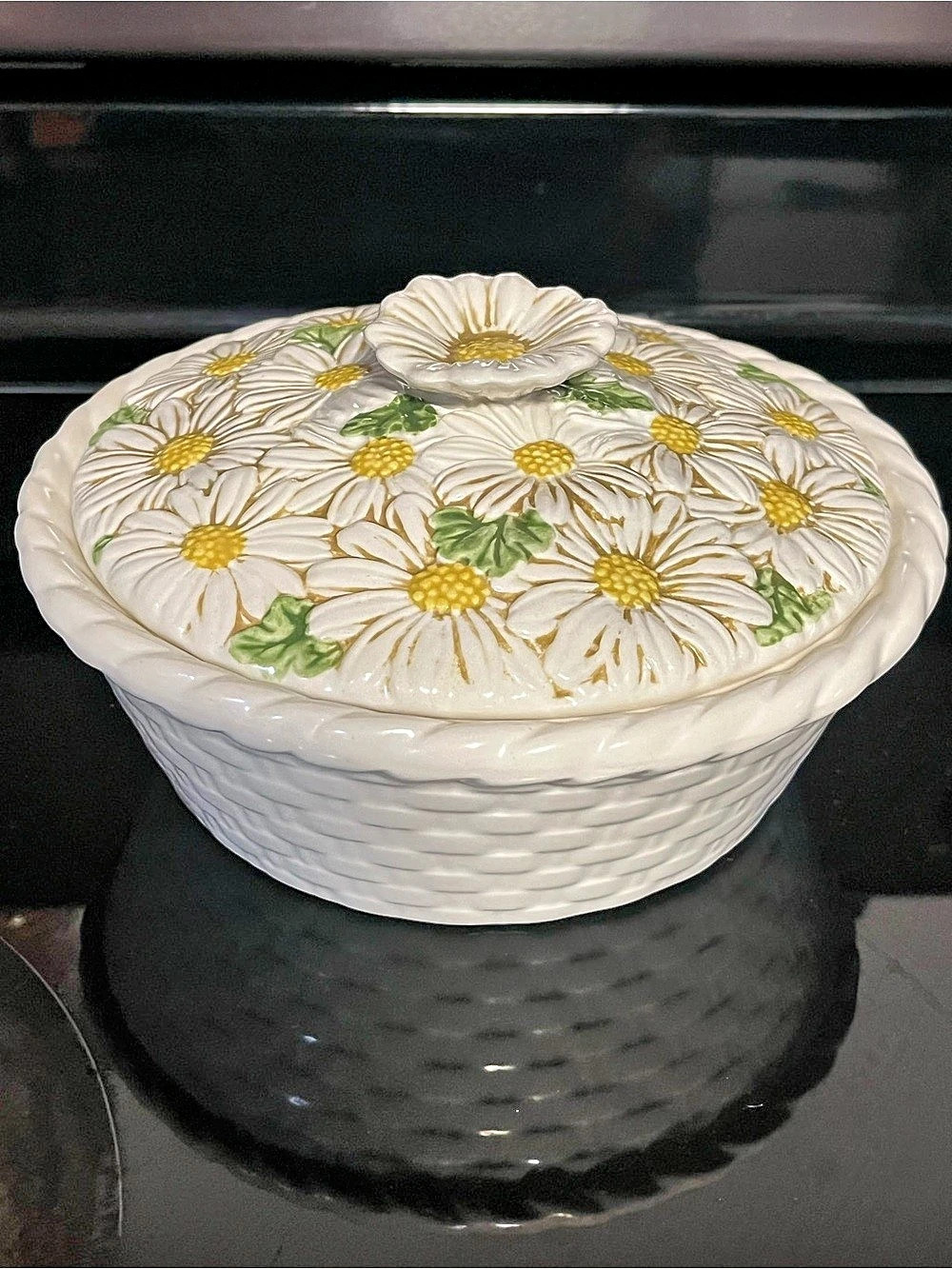 Metlock Poppytrail Sculptured Daisy covered round casserole dish with lid45